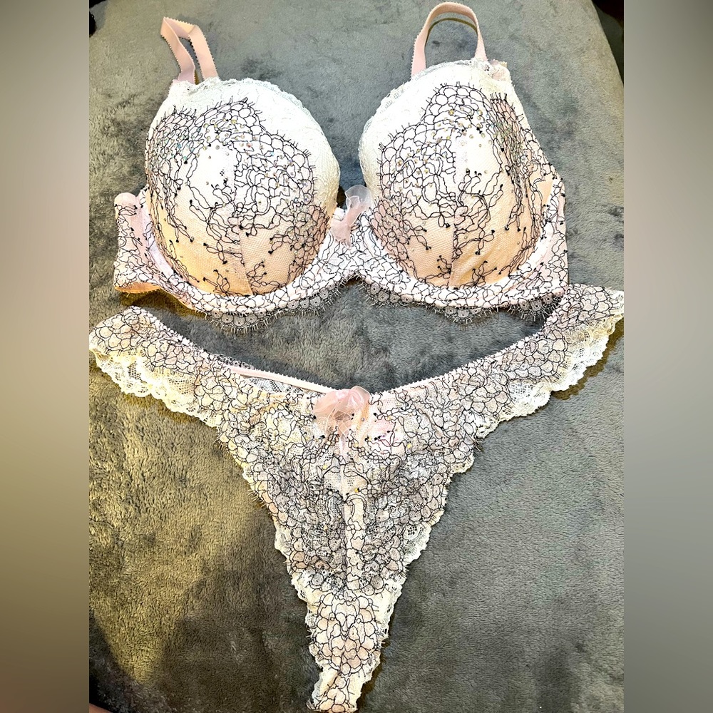 Victoria Secret Dream Angels lined Demi bra and lace thong
